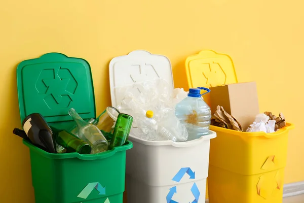 Papeleras Con Símbolo Reciclaje Diferentes Basura Cerca Pared Amarilla — Foto de Stock