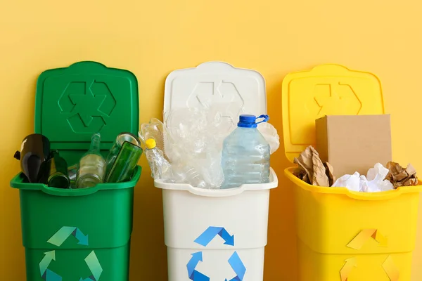 Caixas Lixo Com Símbolo Reciclagem Lixo Diferente Perto Parede Amarela — Fotografia de Stock