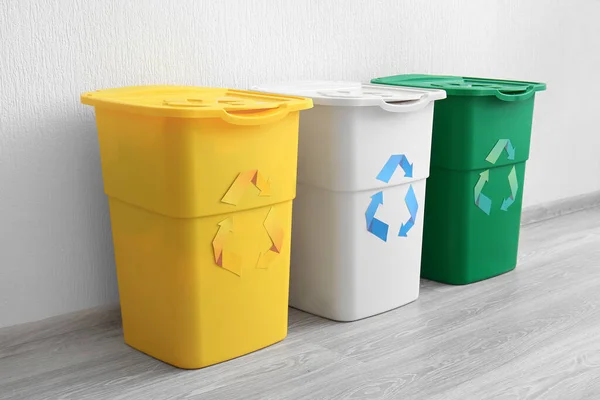 Verschillende Vuilnisbakken Met Recycling Symbool Buurt Van Witte Muur — Stockfoto
