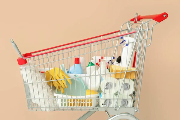 Bevásárlókosár Tisztítószerekkel Bézs Alapon — Stock Fotó