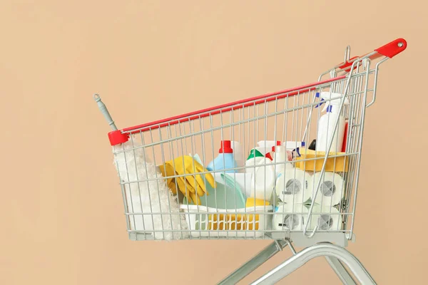ベージュ地にクリーニング用品付きショッピングカート — ストック写真