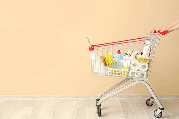 Bevásárlókosár Tisztítószerekkel Bézs Fal Közelében — Stock Fotó