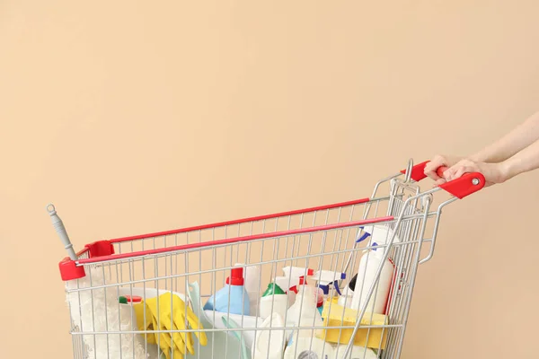 Bej Arka Planda Temizlik Malzemeleri Olan Alışveriş Arabası — Stok fotoğraf