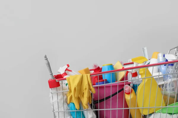 Arka Planda Temizlik Malzemeleri Olan Alışveriş Arabası — Stok fotoğraf