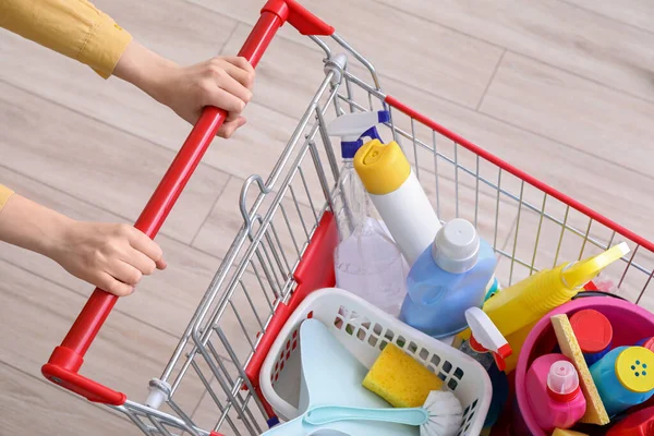 Alışveriş Arabasında Temizlik Malzemesi Olan Kadın Yerde Yakın Plan — Stok fotoğraf