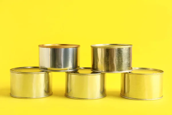 黄色の背景に魚と錫缶 — ストック写真