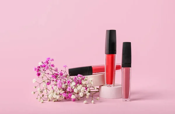 Dekoratives Podium Aus Gips Lipgloss Und Zigeunerblumen Auf Rosa Hintergrund — Stockfoto