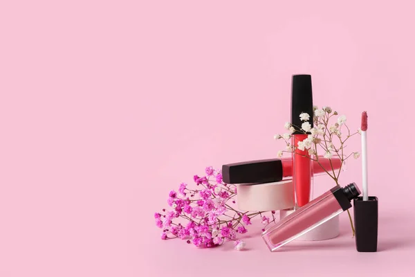 Dekoratives Podium Aus Gips Glanz Und Zigeunerblumen Auf Rosa Hintergrund — Stockfoto