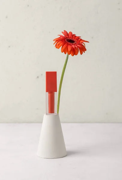 白いテーブルの上に光沢とガーベラの花と装飾石膏の表彰台 — ストック写真