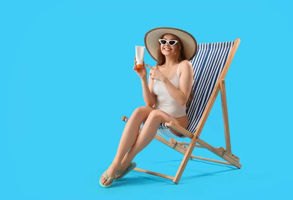 Hermosa Mujer Joven Con Crema Protector Solar Sentado Silla Cubierta — Foto de Stock