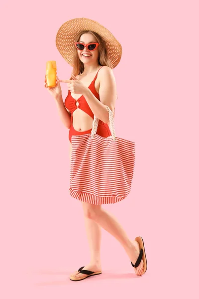 Piękna Młoda Kobieta Kremem Opalania Torbą Plażową Różowym Tle — Zdjęcie stockowe
