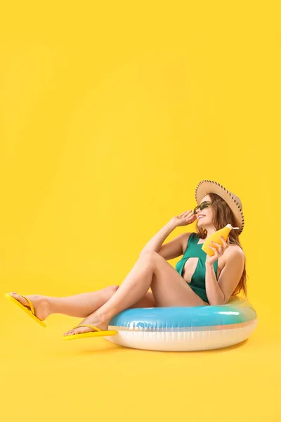 Mulher Nova Bonita Com Creme Protetor Solar Anel Inflável Fundo — Fotografia de Stock