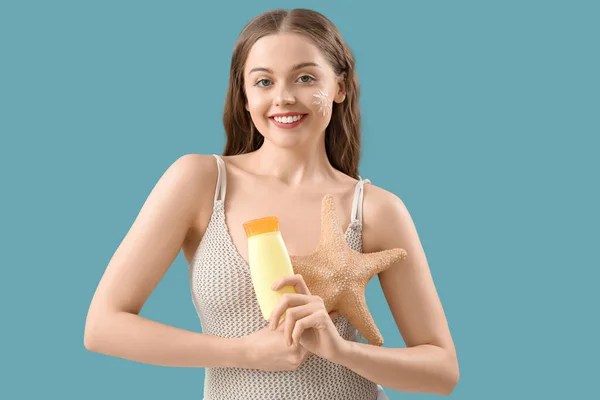 Beautiful Young Woman Sunscreen Cream Starfish Blue Background — Stock Photo, Image