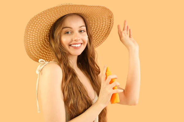 Beautiful Young Woman Applying Sunscreen Cream Beige Background — Stock Photo, Image