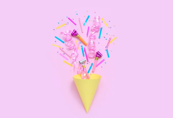 Cone Festa Com Confetes Assobios Sobre Fundo Rosa Celebração Dia — Fotografia de Stock