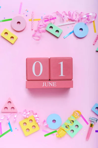 Calendário Cubo Com Data Junho Blocos Bebê Confete Fundo Rosa — Fotografia de Stock