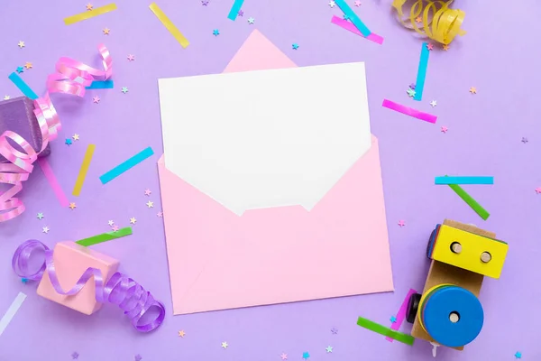 Envelope Com Cartão Saudação Branco Blocos Bebê Confete Fundo Lilás — Fotografia de Stock