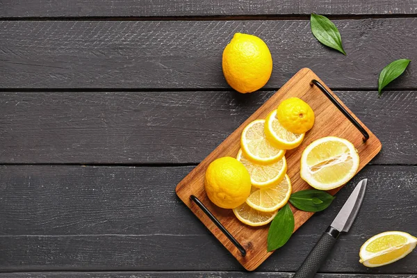 Board Fresh Lemons Black Wooden Background — Stock Photo, Image