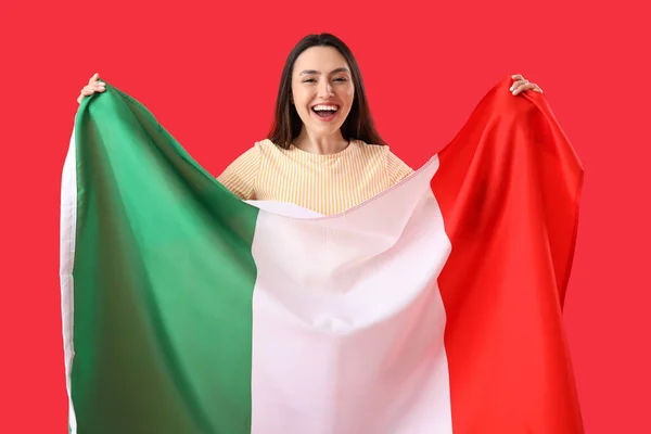赤の背景にイタリアの旗を持つ若い女性 — ストック写真