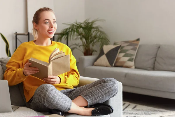 Studentin Liest Buch Hause Auf Dem Sofa — Stockfoto