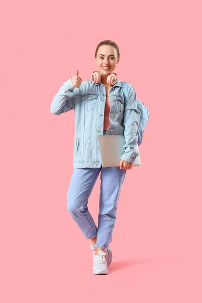 Estudante Feminina Com Laptop Mostrando Polegar Para Cima Fundo Rosa — Fotografia de Stock