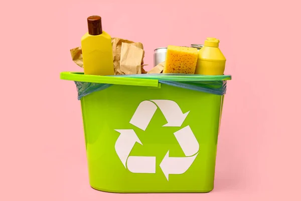 Lixeira Com Lixo Diferente Fundo Rosa — Fotografia de Stock