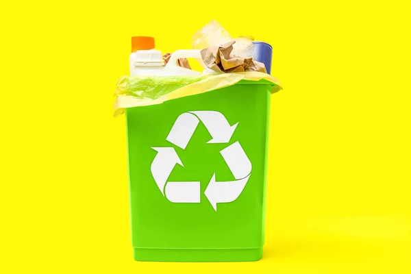 Mülleimer Mit Unterschiedlichem Müll Auf Gelbem Hintergrund — Stockfoto