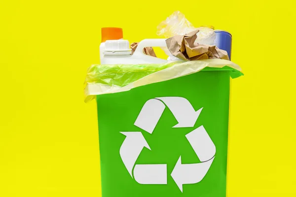 Kosz Śmieci Różnymi Odpadami Żółtym Tle — Zdjęcie stockowe