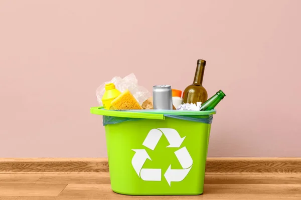 Lixeira Com Lixo Diferente Perto Parede Rosa — Fotografia de Stock