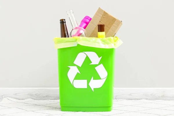 Lixeira Com Lixo Diferente Perto Parede Branca — Fotografia de Stock