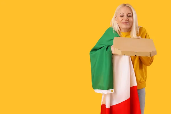 Dojrzała Kobieta Flagą Włoch Pizzą Żółtym Tle — Zdjęcie stockowe