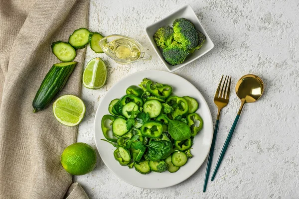 Talíř Salátu Zelenou Zeleninou Ingrediencemi Grunge Pozadí — Stock fotografie