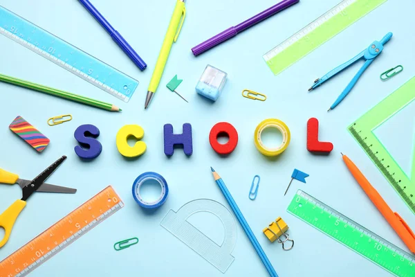 Quadro Feito Artigos Papelaria Coloridos Palavra School Fundo Azul — Fotografia de Stock
