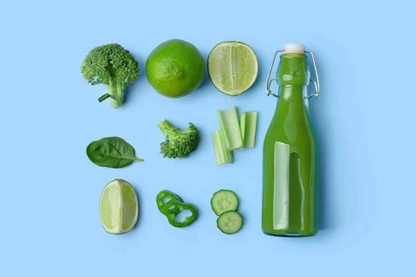 Garrafa Vidro Suco Verde Saboroso Ingredientes Fundo Azul — Fotografia de Stock