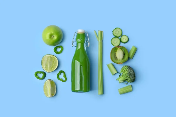 Bouteille Verre Jus Vert Savoureux Ingrédients Sur Fond Bleu — Photo