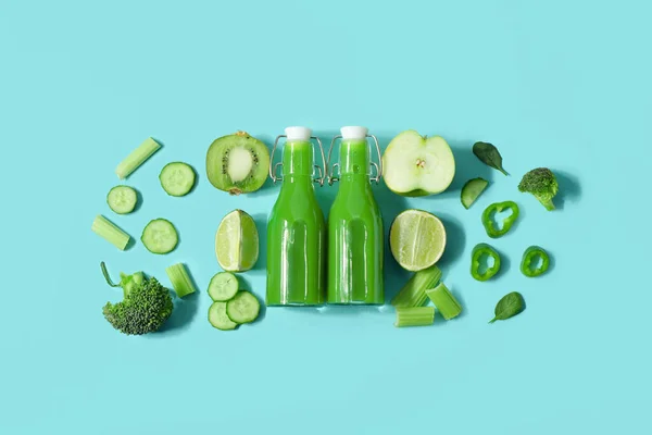 Bouteilles Verre Jus Vert Savoureux Ingrédients Sur Fond Turquoise — Photo
