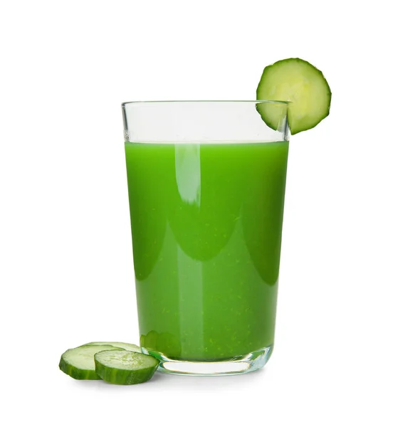 白い背景においしい緑のジュースとキュウリのスライスのガラス — ストック写真