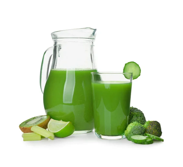 Üveg Kancsó Ízletes Zöld Gyümölcslé Összetevőkkel Fehér Alapon — Stock Fotó
