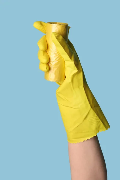 Hand Gummi Handske Med Rulle Soppåsar Blå Bakgrund — Stockfoto