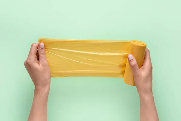 Mãos Femininas Com Sacos Lixo Fundo Verde — Fotografia de Stock