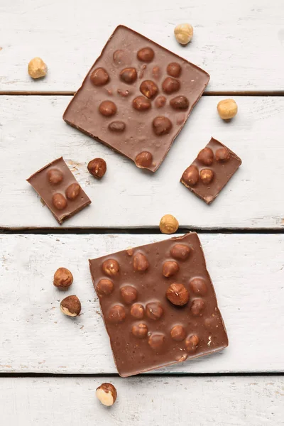 Süße Leckere Schokolade Mit Nüssen Auf Hellem Holzhintergrund — Stockfoto