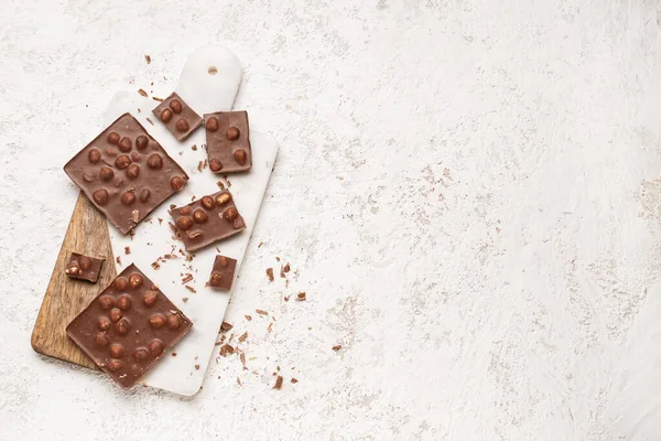 Süße Leckere Schokolade Mit Nüssen Auf Hellem Hintergrund — Stockfoto