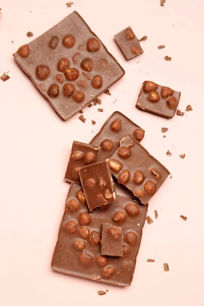 Sladká Chutná Čokoláda Ořechy Světle Růžovém Pozadí — Stock fotografie
