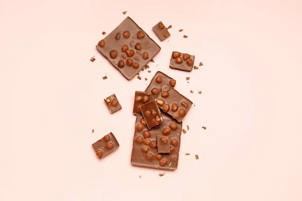 Süße Leckere Schokolade Mit Nüssen Auf Hellrosa Hintergrund — Stockfoto
