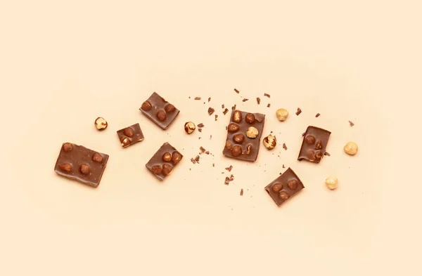 Süße Leckere Schokolade Mit Nüssen Auf Beigem Hintergrund — Stockfoto