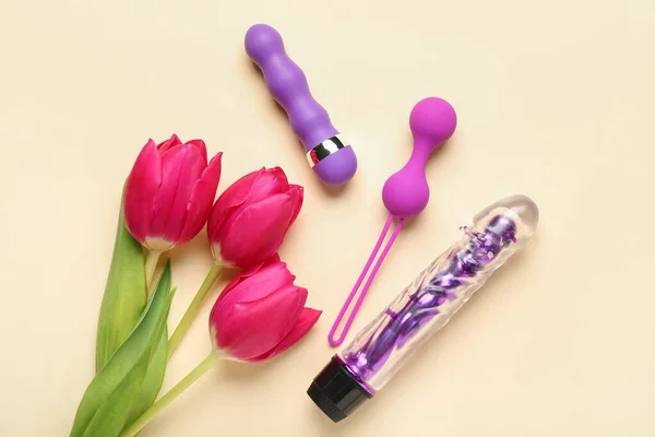 Sex Toys Avec Des Tulipes Sur Fond Beige — Photo