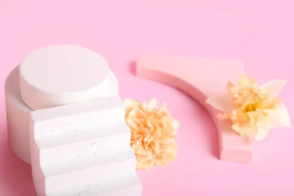 Dekoratív Vakolat Dobogók Virágokkal Rózsaszín Alapon — Stock Fotó