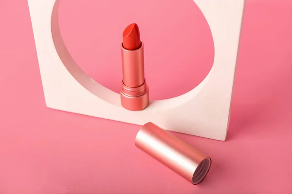 Dekoratives Podium Aus Gips Und Lippenstift Auf Rosa Hintergrund — Stockfoto