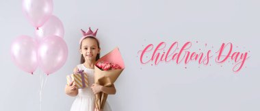 Bir buket lale, hediye ve arka planda balonları olan küçük bir kız. Çocuk Günü