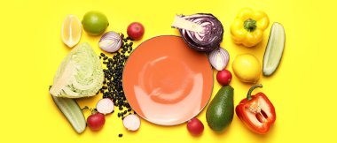 Sarı arka planda Meksika sebze salatası için boş tabak ve malzemeler